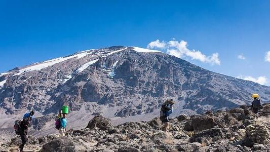乞力马扎罗|集6种植被于一地，温差最高达90度，非洲屋脊为什么是赤道雪山？