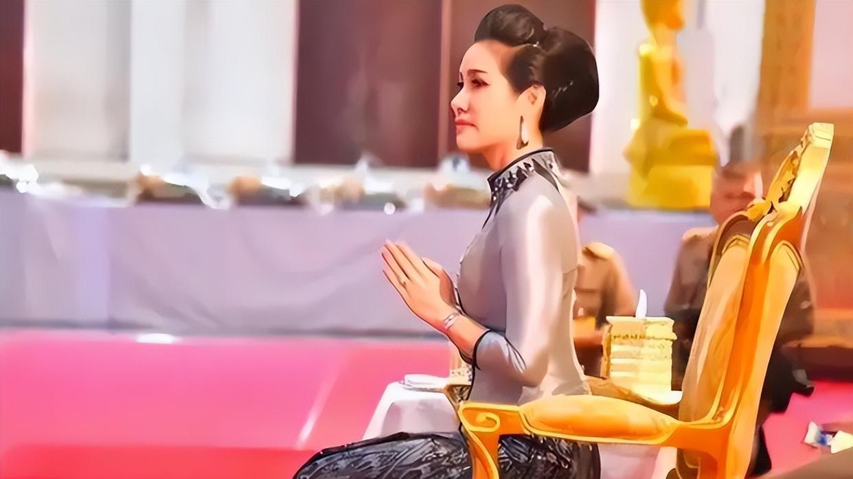 诗妮娜|诗妮娜黯然离场蕴含深意，迎接储妃接受现实，西拉米亮相顺理成章