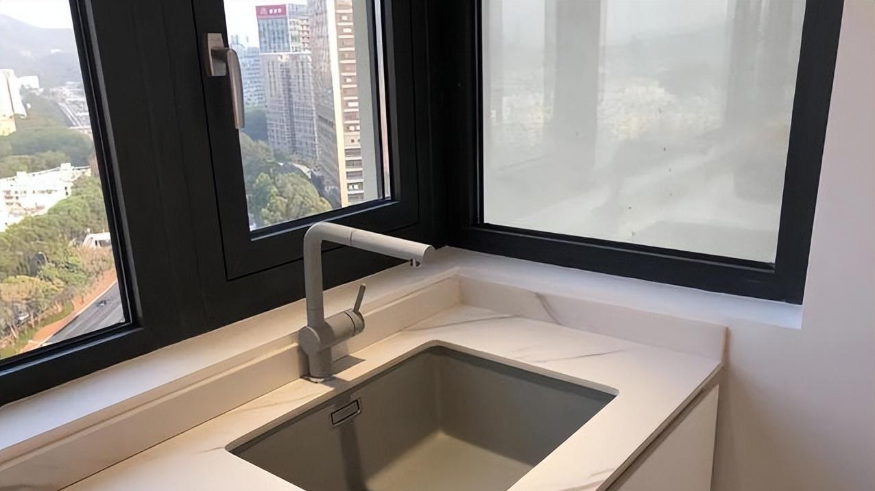 越来越多人厨房装岩板台面，我家也跟风，使用2年苦不堪言