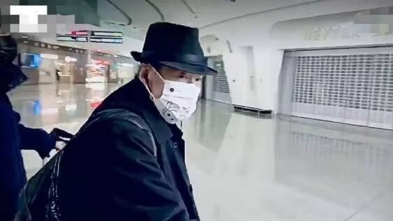 李雪健|68岁李雪健现身机场，不带助理装扮低调，身形消瘦看着好心疼