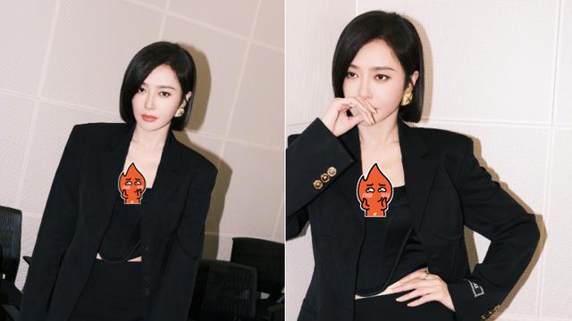 秦岚|43岁秦岚街头排队做核酸，针织衫难掩好身材