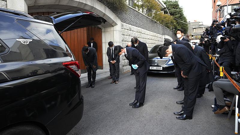 女友身体不好被父母嫌弃，男子生气带女友私奔十几年不回家，父母去世被姐夫暴打！