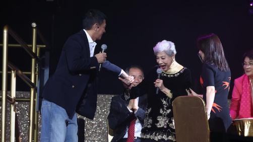 亮剑|90岁胡枫举办演唱会，张学友现身支持当众下跪，胡枫感动落泪