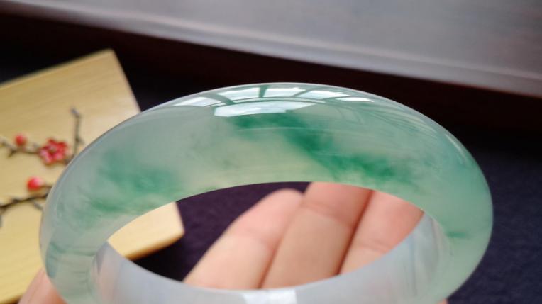 翡翠手镯|晶莹剔透的翡翠手镯，一定要好好的保养，它才能越变越美