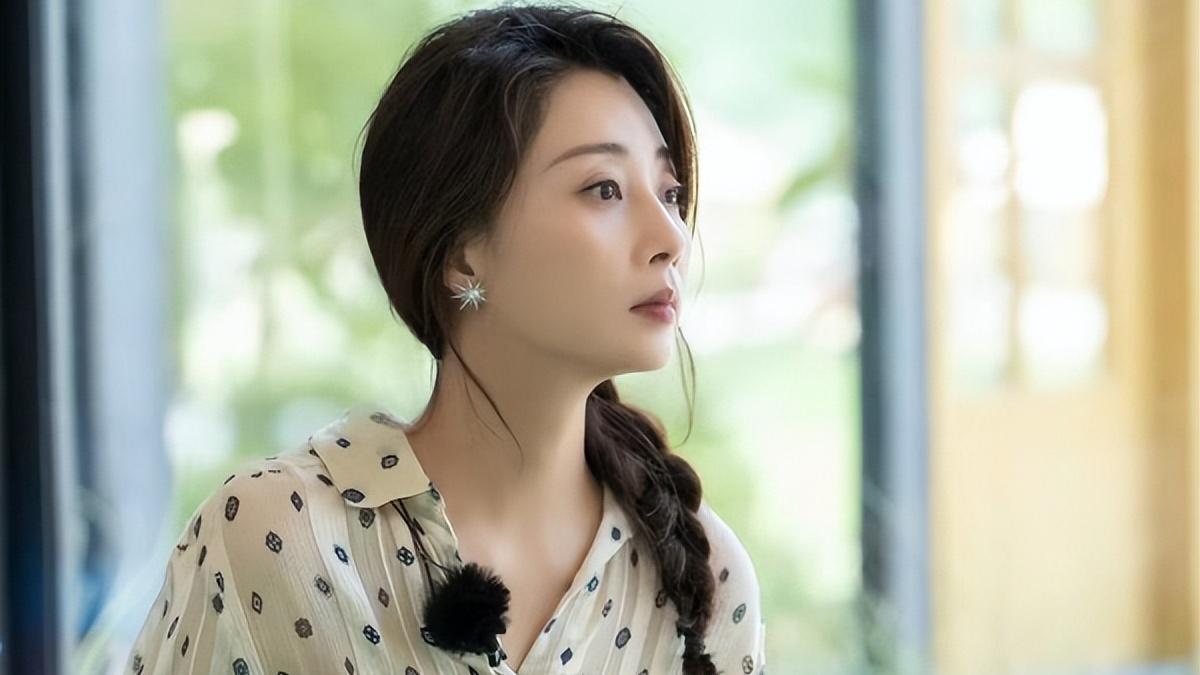 发型 殷桃这3款“少女发型”太好看了！时髦又减龄，圆脸女生值得借鉴