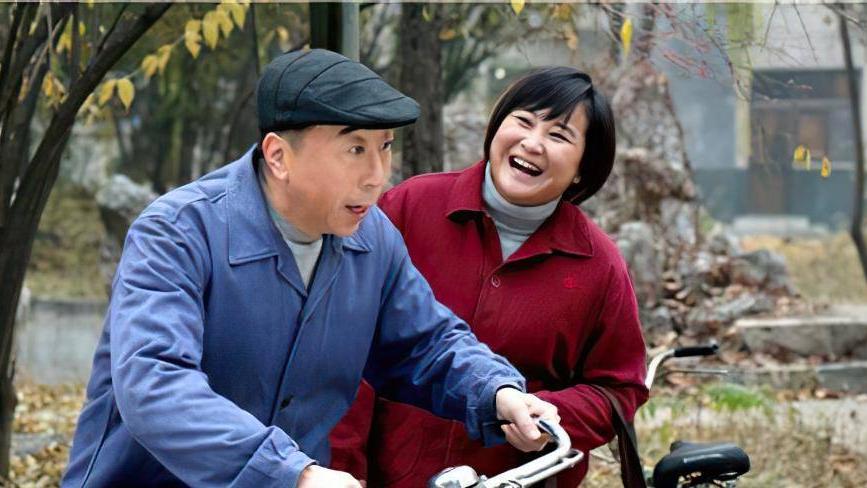 冯巩|她在春晚上跷二郎腿走红，堪称最美喜剧演员，深受冯巩喜爱