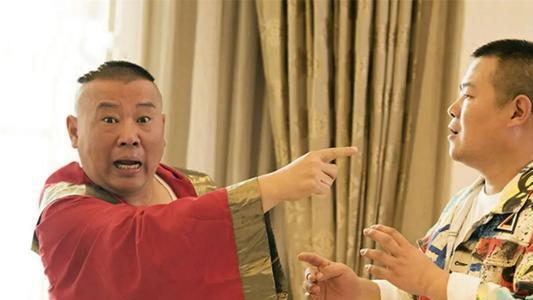 岳云鹏|德云社岳云鹏带孟鹤堂打羽毛球，与围观者打招呼，一点架子都没有