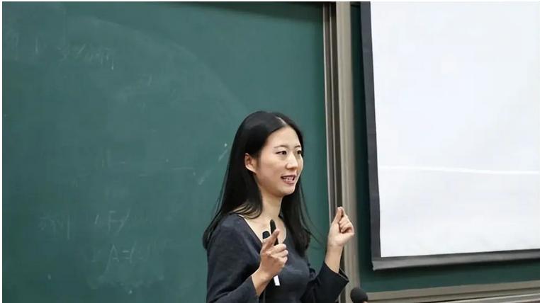 高职|职业院校一女生自拍照引热议，让本来就对高职有偏见的家长意见更多了