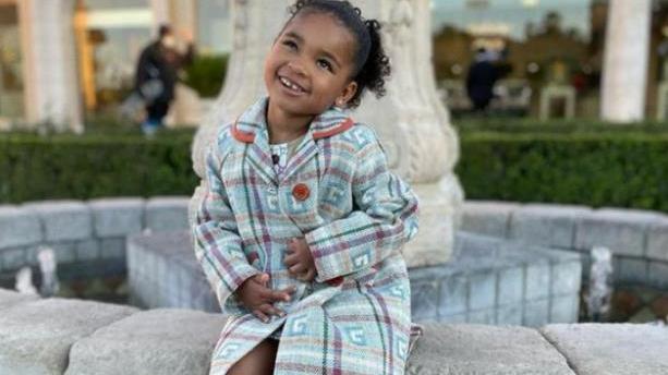 科勒·卡戴珊|科勒4岁卡戴珊3代，拎LV包全身上下都是名牌，从小就是富婆