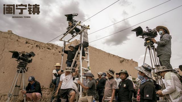 山海情|山海情剧组真狠：演员咬牙拍摄，用身体挡住风沙，人均晒黑好几度