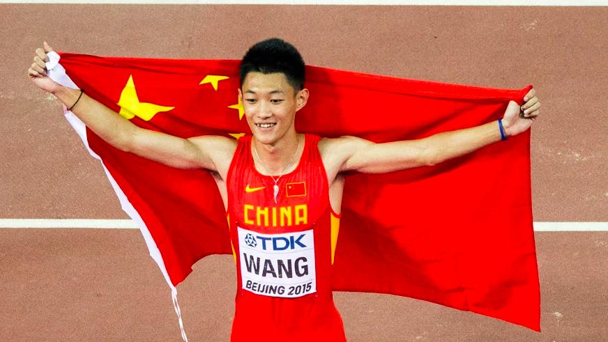 王嘉男|中国体坛第1人！25岁名将创历史 8米36绝杀夺金 奥运冠军沮丧跪地