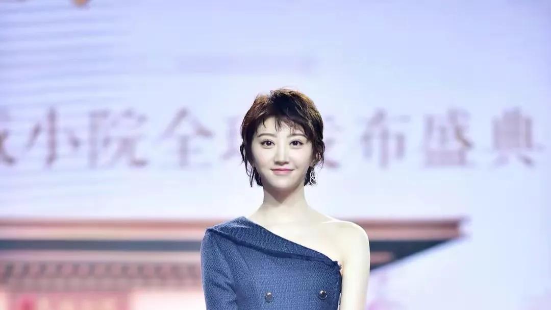 景甜 景甜换风格后真是让人大开眼界，短发也不失甜美风范。