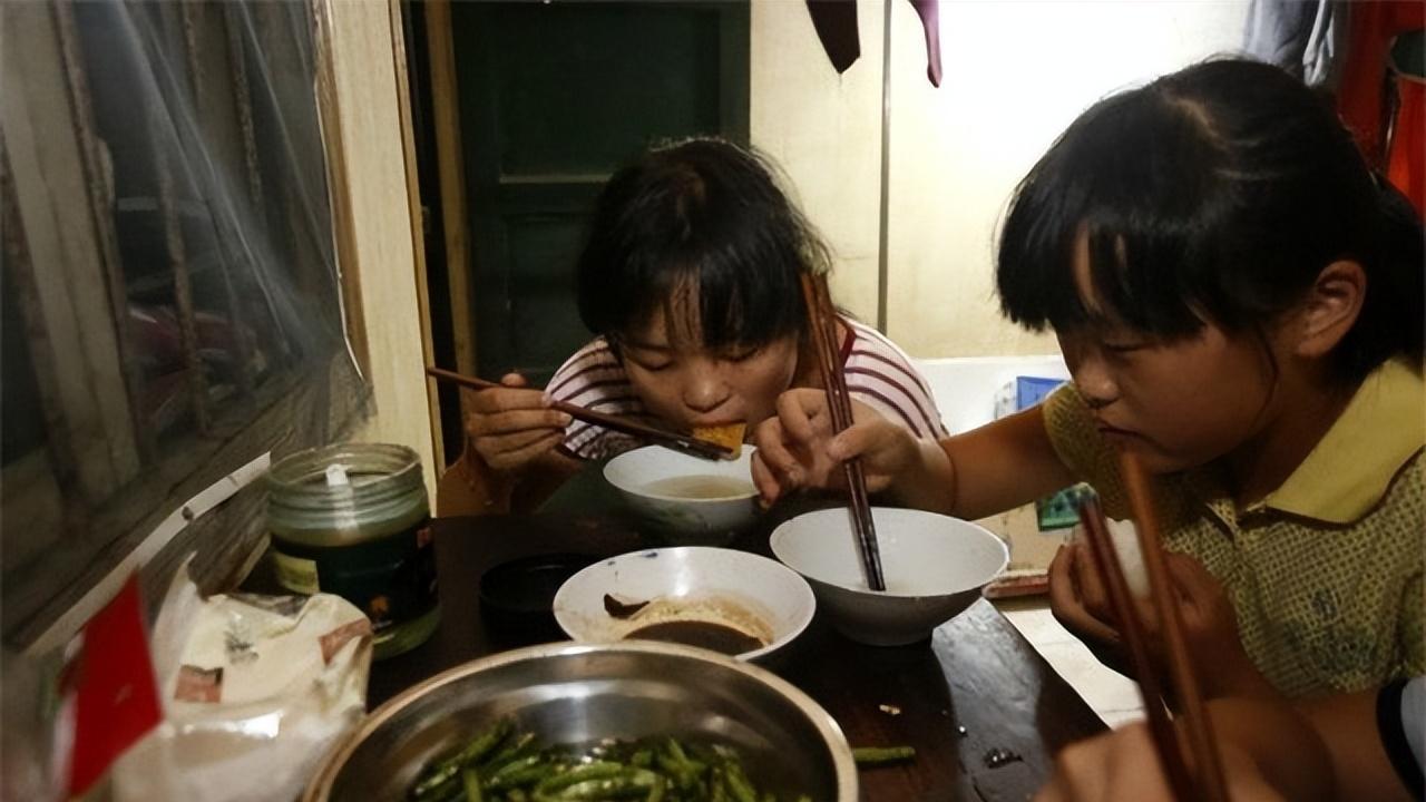 2015年，安徽15岁女孩“扮牛”让人骑，5块钱一次，如今怎样了？