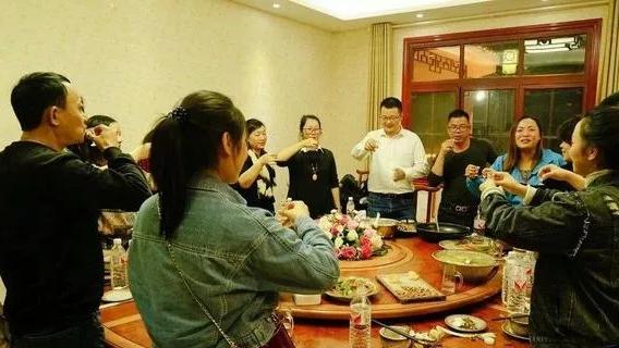 |在饭局上领导突然让我去帮忙催一下菜，这句话是什么意思？