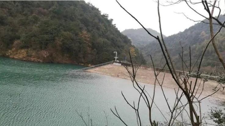 水库|“收你们100却让我赔173万，凭什么？”贵州福泉，一父亲带着女儿来到水库钓鱼