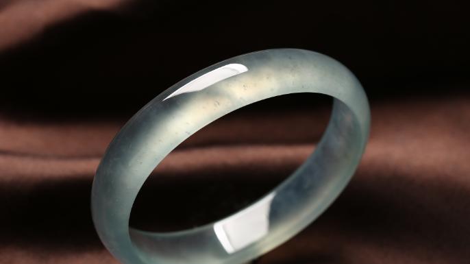 翡翠手镯|翡翠手镯有很多种类，要知道它们的特点，才能选出更合适的