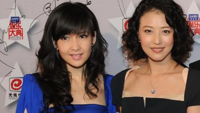 周海媚|55岁周海媚同框54岁周慧敏！同穿抹胸裙，一个明艳热辣，一个柔媚秀气