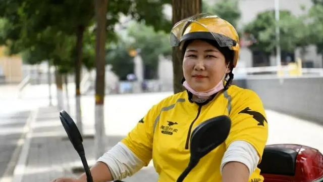 家长是外卖员，女儿遭同学贴侮辱性的纸条！现在的学生到底怎么了