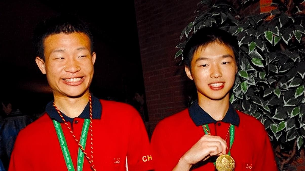 韦东奕|北大韦神现身食堂，排队打饭时看手机，这一细节引发网友为其点赞