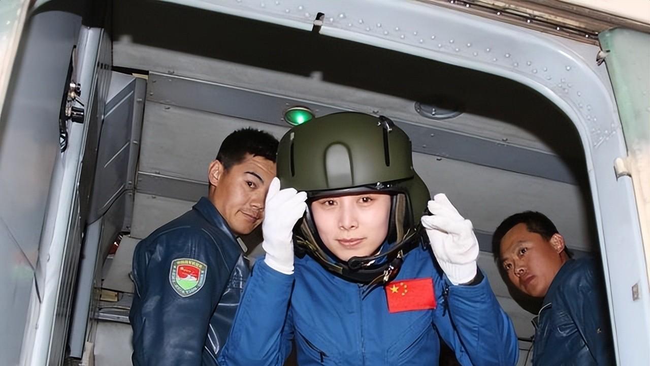 中国第一位“太空教师”王亚平：享二级警卫待遇，福利更羡煞旁人