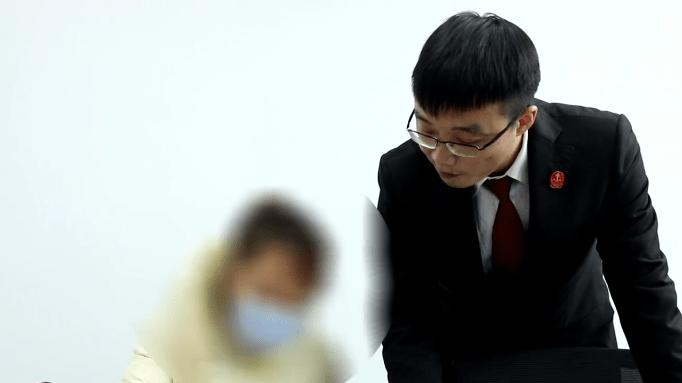 甘肃白银，刘某为获得孩子抚养权，离婚时将房屋都留给妻子