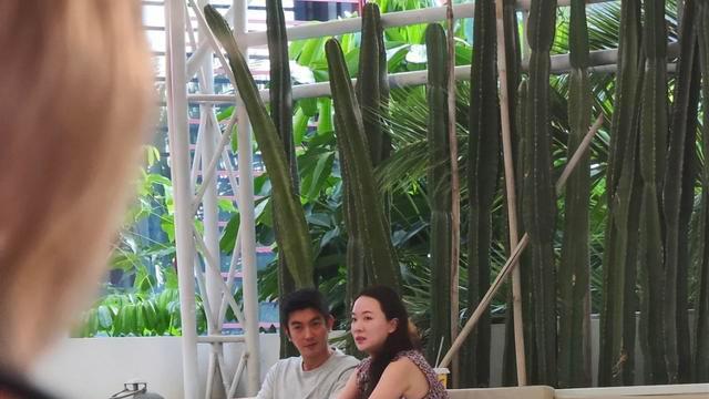 林心如|偶遇杜江一家三亚度假，霍思燕生图膀大腰圆，跷二郎腿变化大