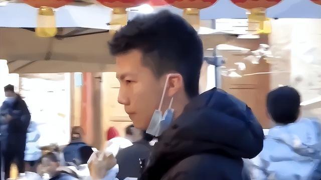 李宇春|13岁胡军儿子看话剧被拍，打扮低调接妈妈下班