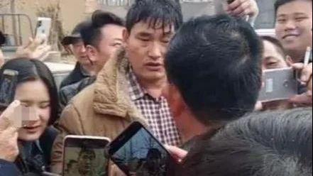 王健林|王健林自曝：经常有人来借钱，我索性就在办公室保险柜里面放些现金