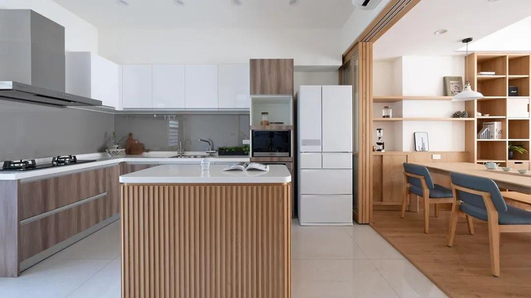 家不算大，温馨就好！以原木风装修为主，看起来还算和谐