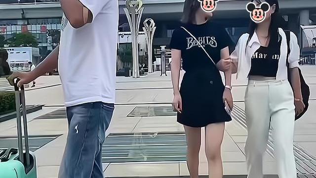 女子和闺蜜从车站出来，闺蜜拍了男子的臀部后就逃跑，让她被误会