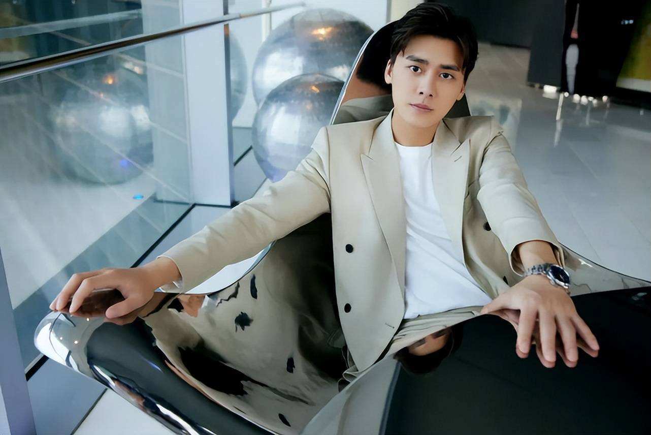 李易峰|与友人聚餐心情好，时不时大笑不受影响，李易峰被行拘后首现身