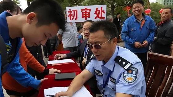 政审|自己的事自己扛，家长表示政审不应该审三代，网友们却一反常态