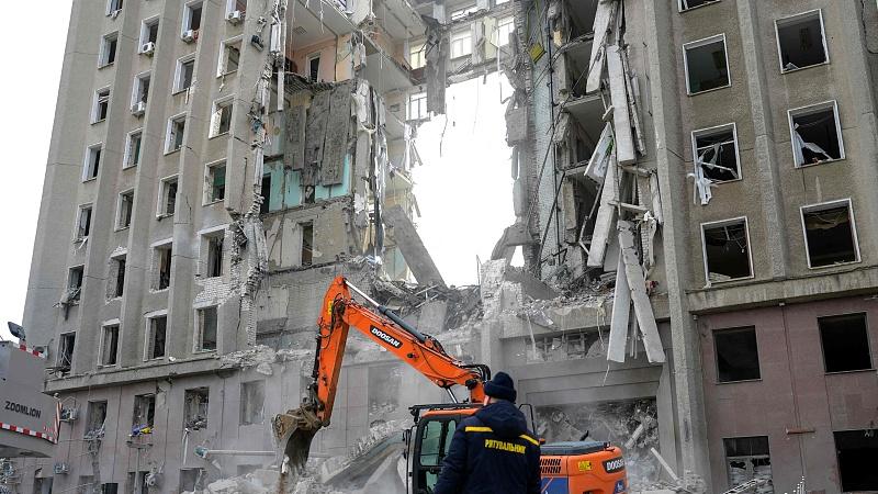 郑州一挖掘机“原地画圈”致人死亡引争议：为何非要把司机击毙？