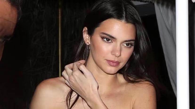 肯达尔·詹娜|詹娜新造型，穿豹纹紧身裤+肚兜，卡戴珊黯然失色，已经忘掉布克