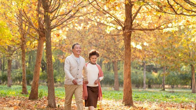 六十岁大妈确诊癌症，再婚老伴的决定让人读懂再婚的不易