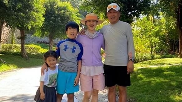 王楠|王楠跟儿子比身高，12岁超过1米6！读贵族学校1年9万，近照曝光