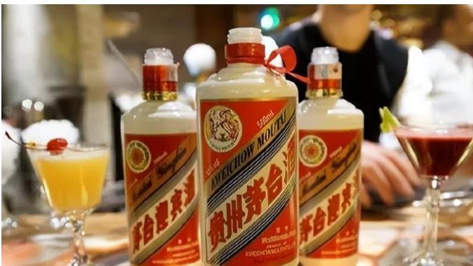 青岛一大户人家聚餐，喝光6瓶30年茅台，保姆收走空瓶竟卖天价