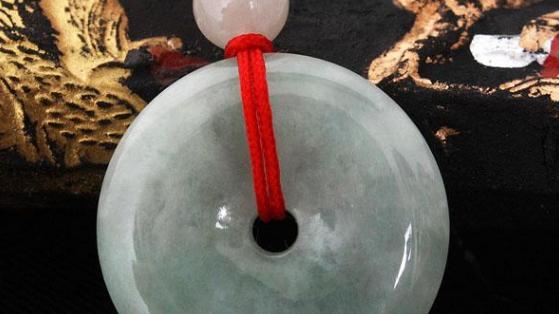 翡翠|翡翠挂件应该怎样挑选？有哪些要注意的地方？不同挂件寓意不同