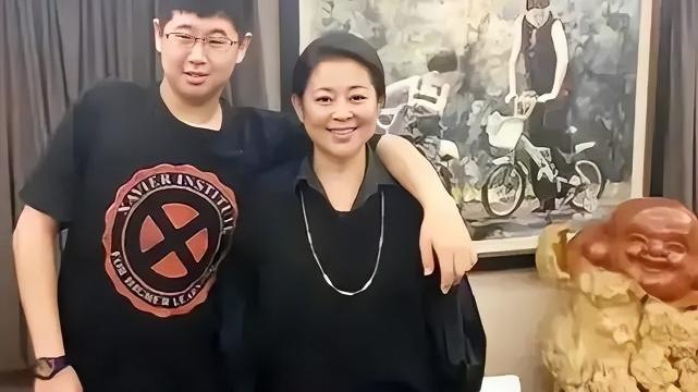 毛衣 倪萍脸部浮肿，嘴唇变厚，夏天穿毛衣，网友说：健康方面有问题？