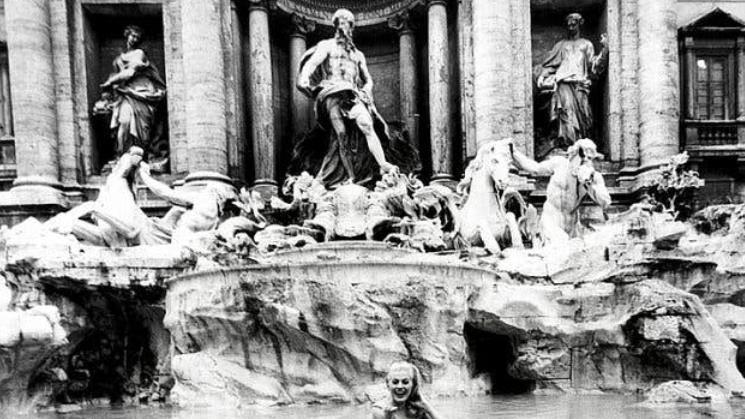 |裸泳、涂鸦、砸雕像……意大利旅游热潮下，沙雕奇葩游客也变多了！