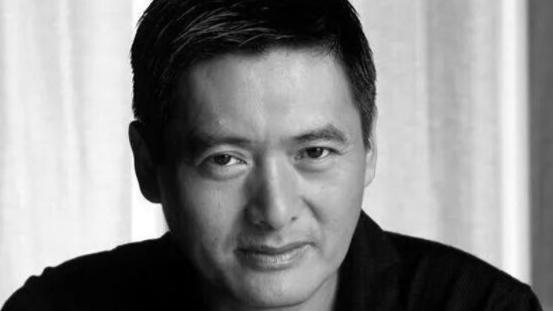 周润发|天王周润发现身最爱的饼店，手持红包见人就发，获网友们力赞