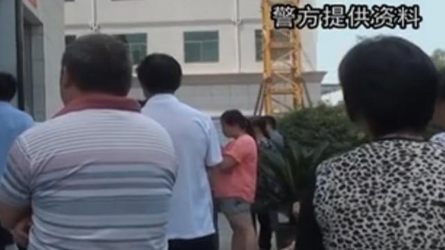 女孩张秀娟喝农药自杀，医院抢救无效家属接受不了，竟逼迫副院长跳楼自杀