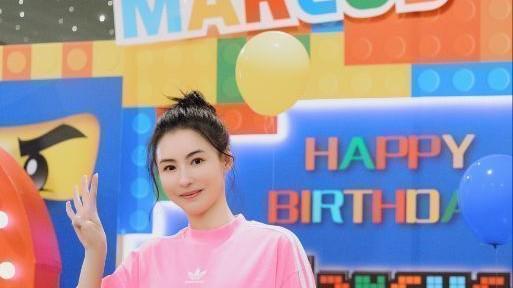 张柏芝|张柏芝为小儿子庆生，花大手笔包下游乐场，Marcus头发浓密好帅气