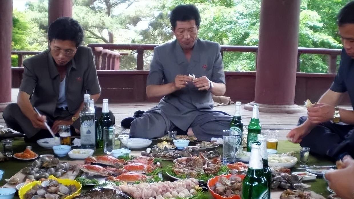 朝鲜男人日常嗜烟，香烟按“根”买，那朝鲜女人爱好什么？