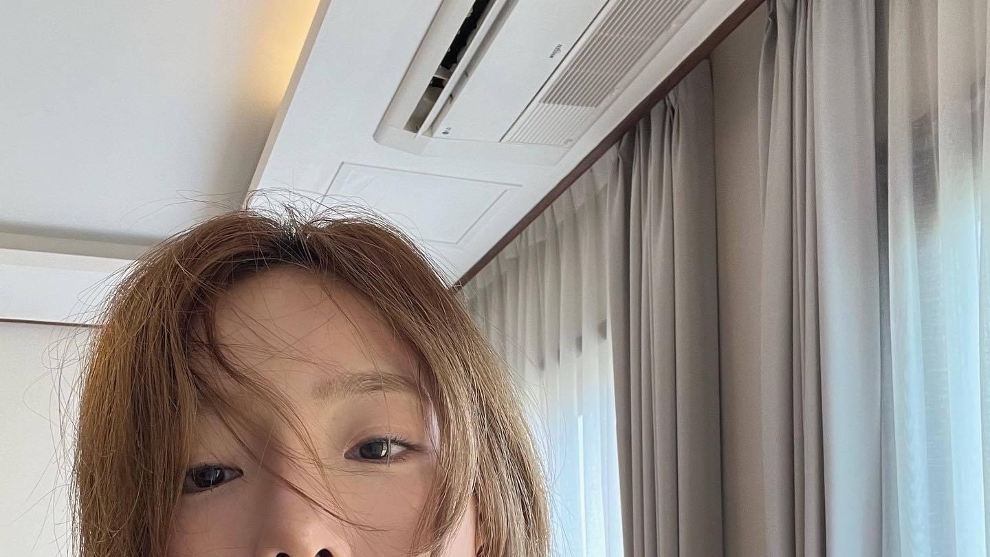 少女时代|33岁少女时代泰妍，身材纤瘦，锁骨突出，胳膊肌肉却很健壮！