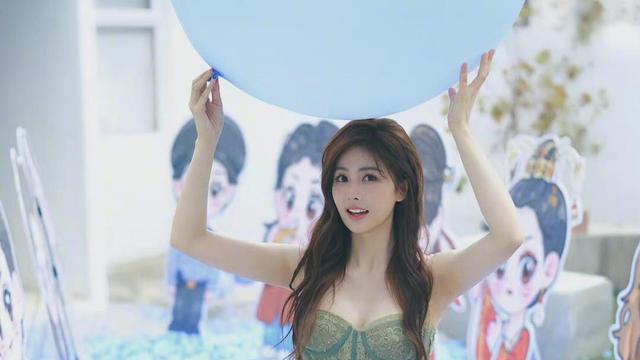 白梦妍|白鹿走秀身份五五分并臃肿，粉丝说是衣服问题，路人质疑身材不行