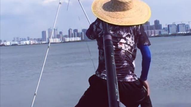 钓鱼|钓鱼界的天花板！男子直接扛来38米的大炮，姿势没有四五年学不会