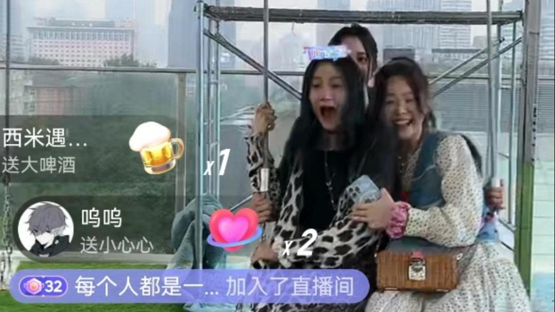 关晓彤|欧阳娜娜开直播，给关晓彤的镜头太少，引起网友吐槽