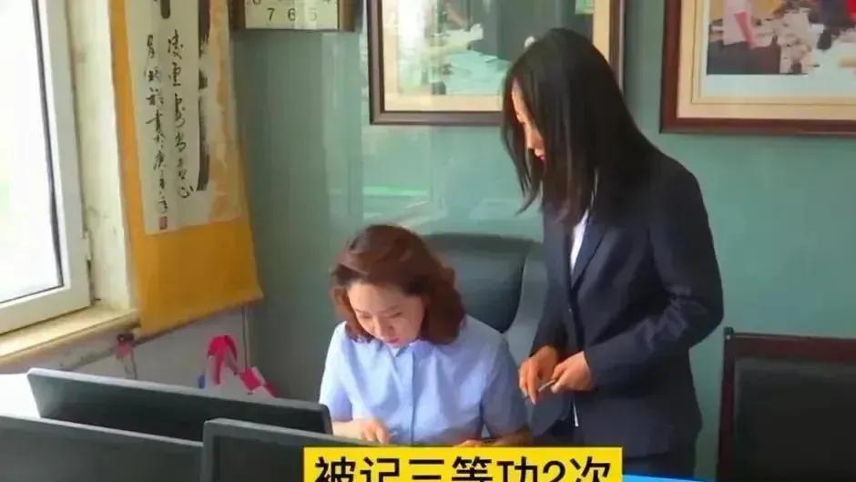 李少莉|李少莉日常工作的状态，身穿正装简单干练，比发布会时还漂亮