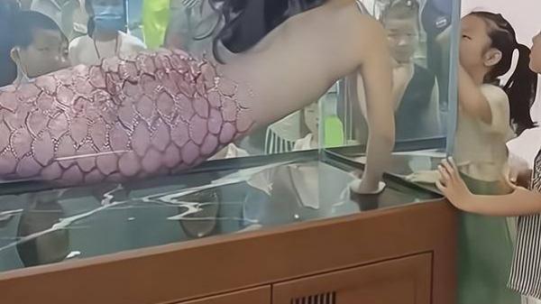 妙龄女子衣不蔽体上演“性感人鱼秀”，有人讽刺，有人乐津津欣赏